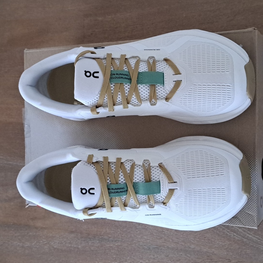On Cloudrunner 2 - Color: White / Green - Size: Women 9.5 - Picture 2 of 9
